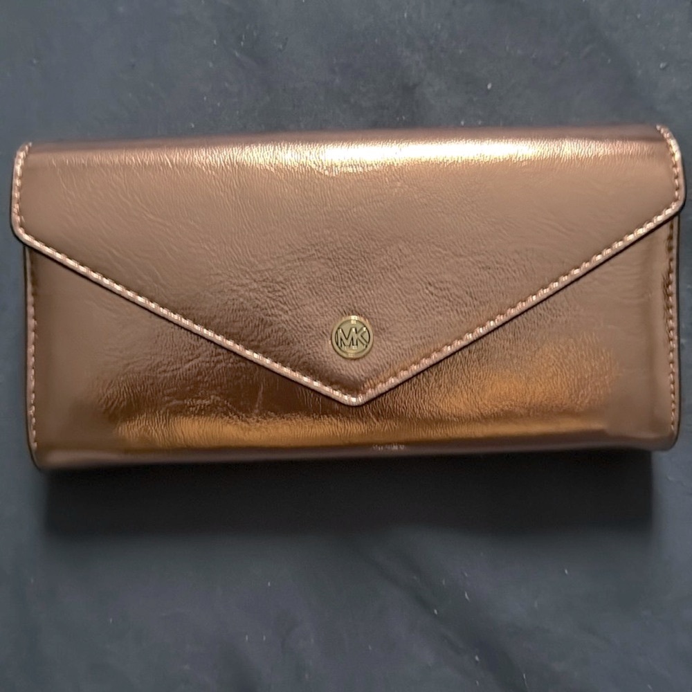 Michael Kors Gold Wallet Sleek Modern Design